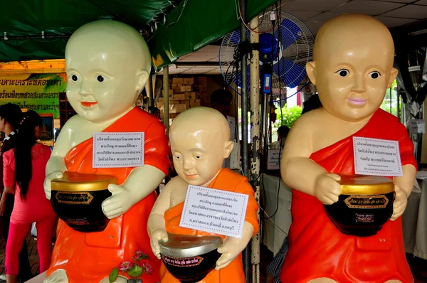 Bangkok, Tailândia: Estátuas de cerâmica de monges segurando tigelas oferecendo — Fotografia de Stock