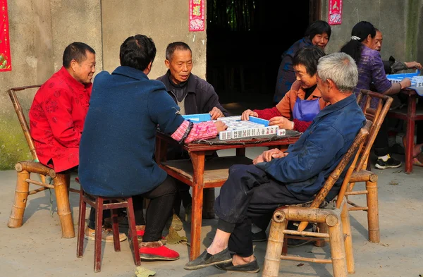 Пэнцзян, Китай: друзья играют в маджонг — стоковое фото