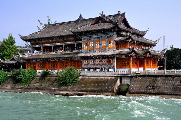 Dujiangyan, China: Traaditional Tea House by Min River — Stock Photo, Image