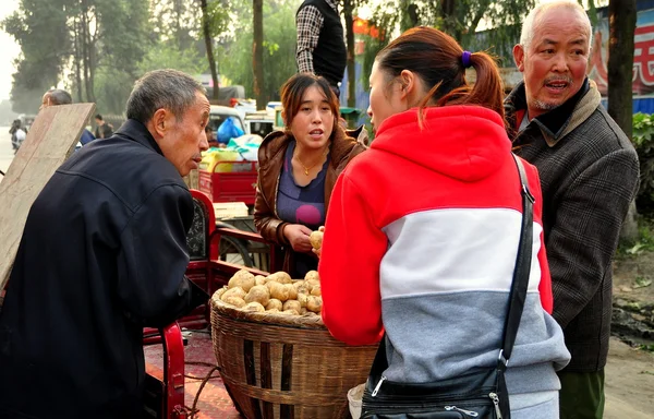 Pengzhou, China: Farmers With Basket of Potatoes — Stock Photo, Image