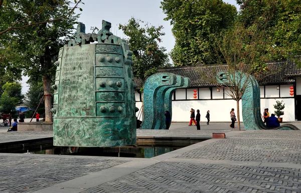 Langzhong, China: Campana del templo de bronce y esculturas —  Fotos de Stock