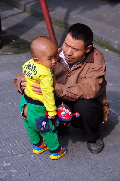 Langzhong, china: vader met kleine jongen — Stockfoto
