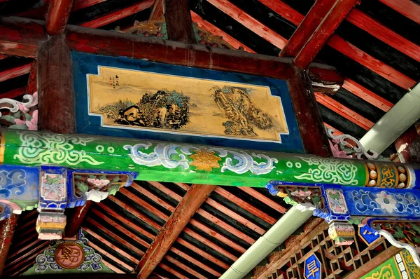 Dujiangyan, Kina: målade taket i lang qiao täckta bron — Stockfoto