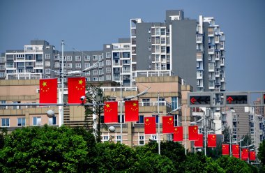 pengzhou, Çin: lüks apartmanlar ve Çin bayrakları