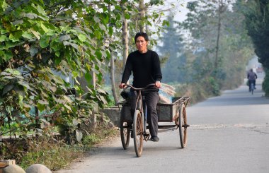 pengzhou, Çin: Çiftçi binicilik bisiklet ülke road at arabası