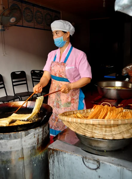Langzhong, Chiny: kobieta smażenia makaron w woku — Zdjęcie stockowe