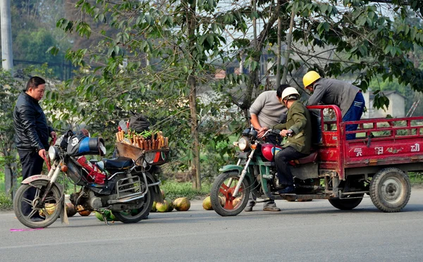 Pengzhou, Chine : Les gens achètent des noix de coco auprès du vendeur en bord de route — Photo