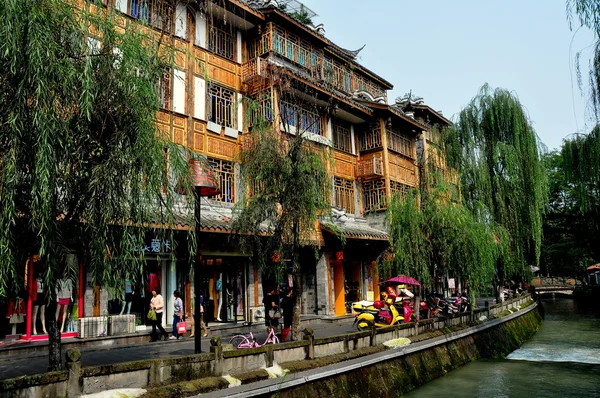 Dujiangyan, China: Casas de madeira elegantes com vista para o Canal — Fotografia de Stock
