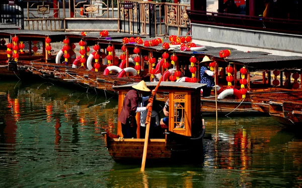 Chengdu, Κίνα: οδηγός poling βάρκα στα αξιοθέατα στο χωριό χρονικό διάστημα μαυρίσματος νερό — Φωτογραφία Αρχείου