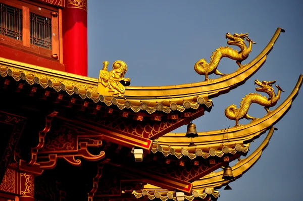 Chengdu, China: Figuras del dragón en la pagoda del dragón en Long Tan Water Town —  Fotos de Stock