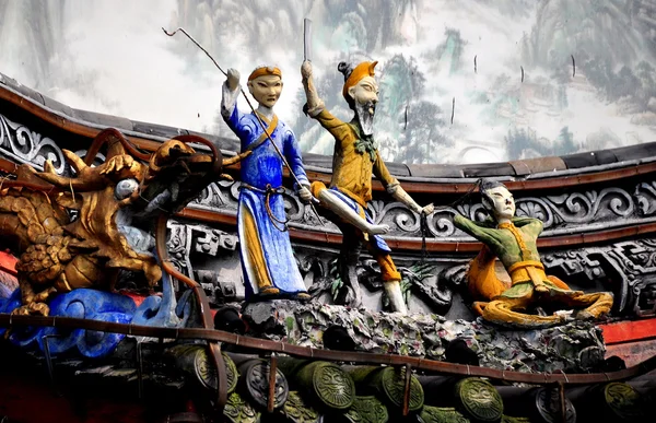 Dujiangyan, China: Figuras de madeira esculpidas na ponte coberta de Nan Qiao — Fotografia de Stock
