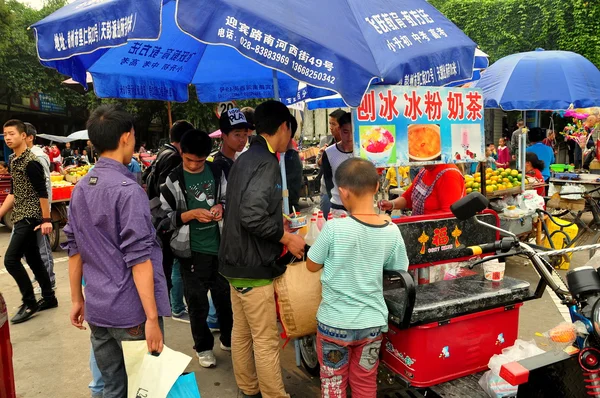 Pengzhou, Čína: dospívající nákup občerstvení od dodavatele potravin — Stock fotografie