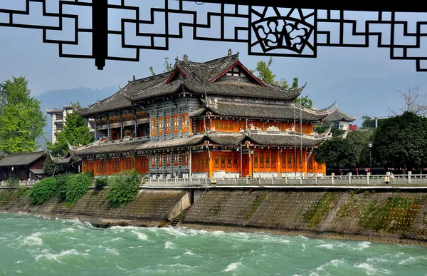 Dujiangyan, China: Tea House and Min River — Stock Photo, Image