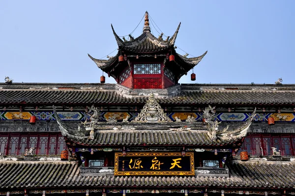 Dujiangyan, Cina: Cupola in cima al ponte coperto Lang Qiao — Foto Stock