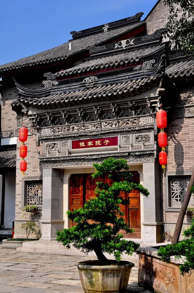 Chengdu, Kina: posten dörren på länge tan vatten town — Stockfoto