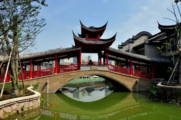 Chengdu, Chine : Pont couvert à Long Tan Water Town — Photo