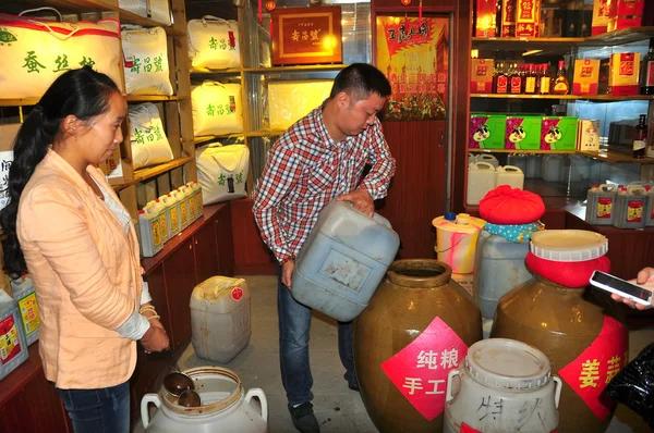 Langzhong, China: Shopkeeper verter vinagre — Foto de Stock