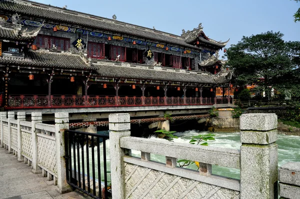 Dujiangyan, Kina: lang qiao täckta bron — Stockfoto
