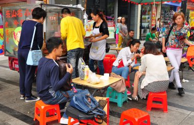 pengzhou, Çin: gençler açık havada abur cubur yeme