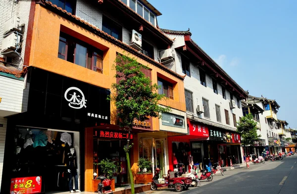 Pengzhou, Kina: affärer och butiker på li ren jie gatan — Stockfoto