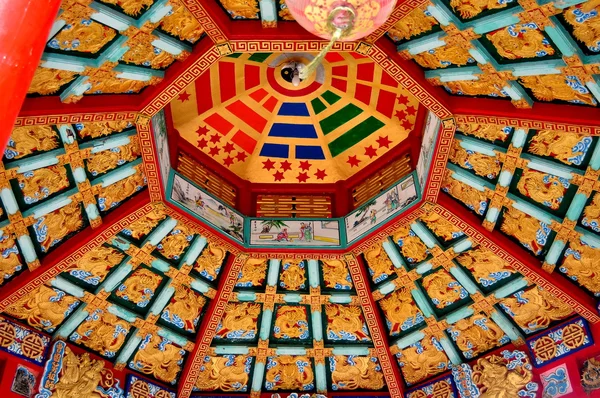 Bangkok, Thajsko: malovaný strop čínského pavilonu v lumphini park — Stock fotografie