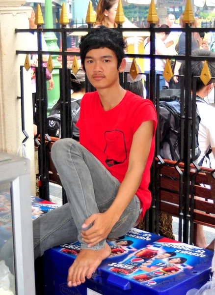 Бангкок, Таиланд: Barefoot Thai Youth — стоковое фото