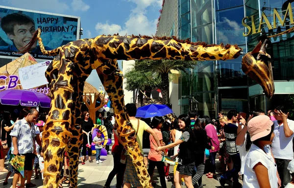 Bangkok, Thailand: Giraffe Puppets at Children's Day Festivities — Stock Photo, Image