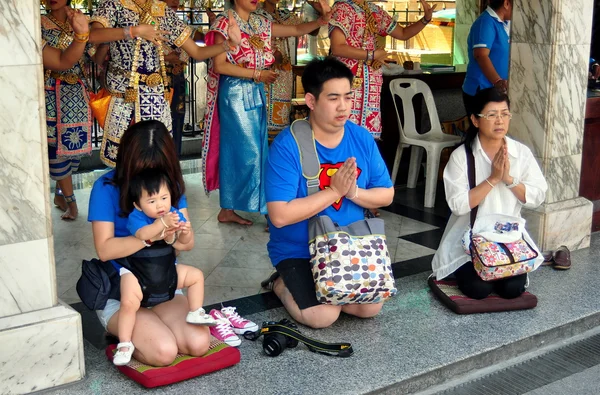 Bangkok, Thajsko: oddaný Thajci se modlí erawan svatyně — Stock fotografie