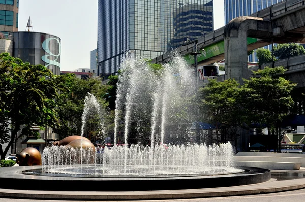 Bangkok, thailand: zentrale welt plätschert fontänen — Stockfoto