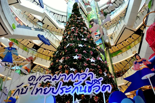 Bangkok, Thailand: Central World Atrium with Giant Christmas Tree — Stock Photo, Image