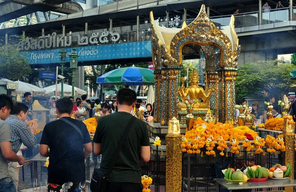 Bangkok, thailand: menschen am erawan-schrein — Stockfoto