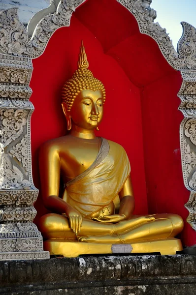 Chiang Mai, Thailand: Gilded Buddha at Wat Bupparam — Stock Photo, Image