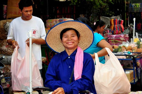 Bangkok, thailand: lachende vrouw met stro hoed — Stockfoto