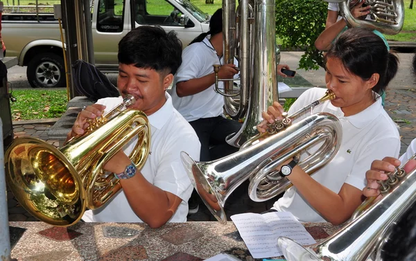 曼谷，泰国： 学生音乐家在鲁比尼公园 — 图库照片