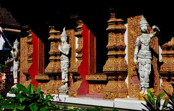 Chiang Mai, Thailandia: Finestre d'oro con figure bianche Aponsi a Wat Bupparam — Foto Stock