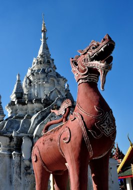 : Lamphun, thailand: wat phra adlı dev kırmızı efsanevi canavar o haripunchai maha vihan