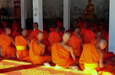 : Lamphun, thailand: Rahipler dua hizmeti Tay Tapınağı'nda at