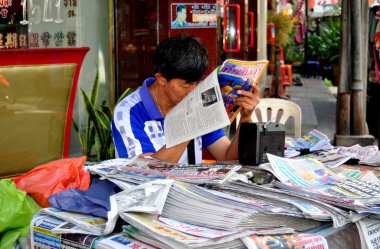 Bangkok, Tayland: adam yaoworat yolda dergi okuma