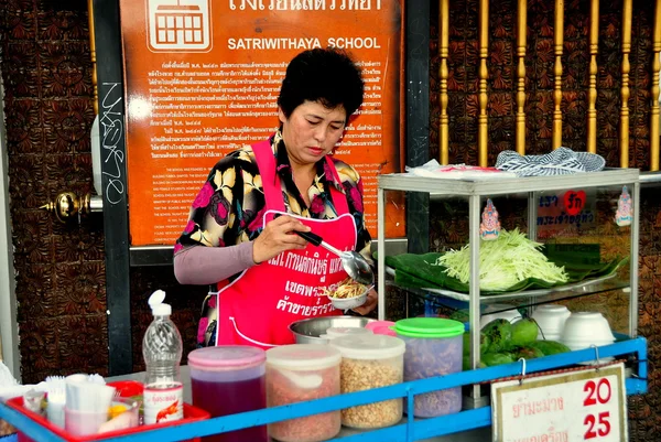 Bangkok, Tajlandia: kobieta sprzedaży ulicy tajski żywności — Zdjęcie stockowe