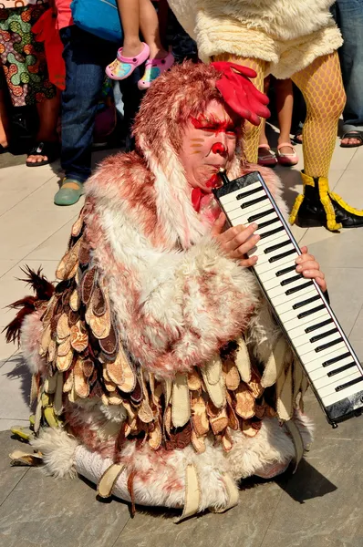 Bangkok, Thailand: A Chicken Musician Entertains Crowds on Children's Day Holiday — Stock Photo, Image