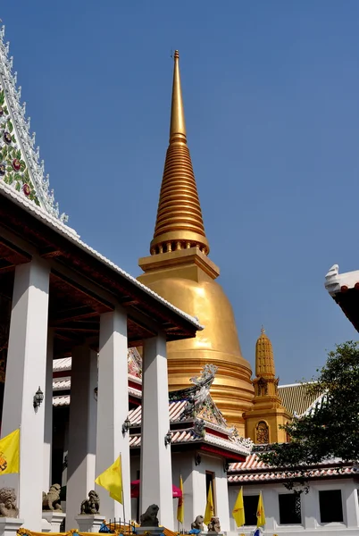 Bangkok, Thajsko: royal wat boworniwet zlacené chedi — Stock fotografie