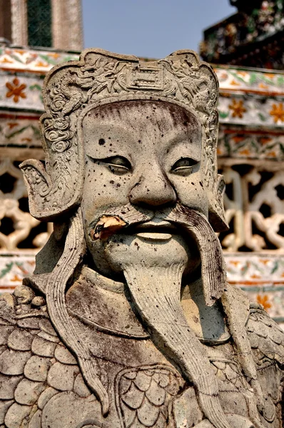 Бангкок, Таиланд: статуя китайского воина в Ват-Аруне — стоковое фото