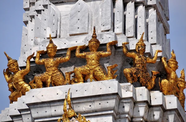 Bangkok, Tailândia: Fila de Kinnaree dourada em Wat Pho — Fotografia de Stock