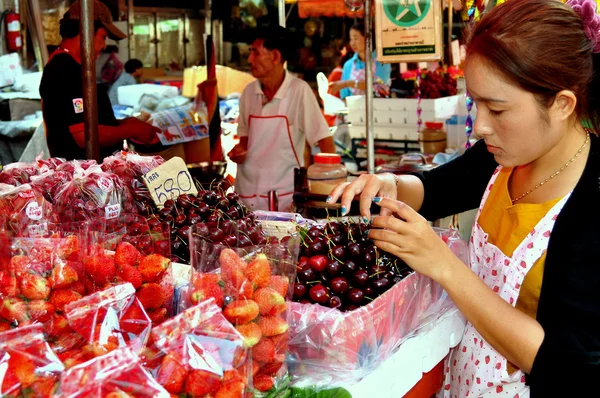 Bangkok, thailand: vrouw verkopen fruit op yaoworat weg in chinatown — Stockfoto
