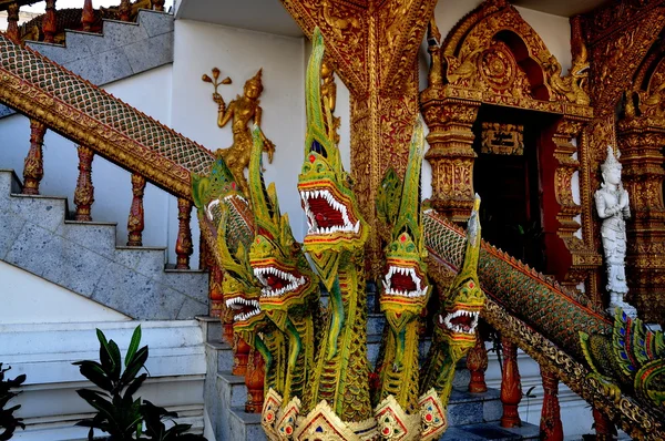 Чиангмай, Таиланд: Пятиглавая Нага в Ват Буппараме — стоковое фото