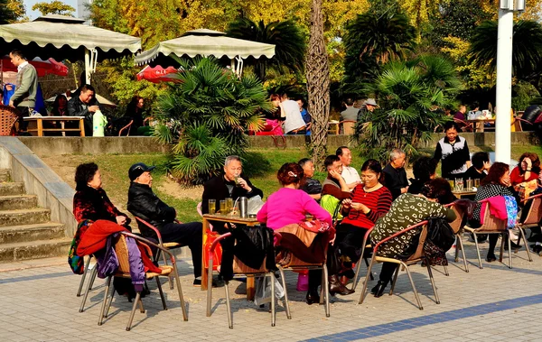 Pengzhou, China: Pessoas bebendo chá em Pengzhou Park — Fotografia de Stock