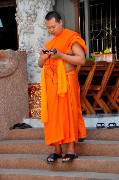 Chiang mai, thaland: Mönch benutzt Handy im thailändischen Tempel — Stockfoto