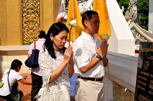 Bangkok, Tailândia: Thais devotos orando no Royal Wat Boworniwet — Fotografia de Stock