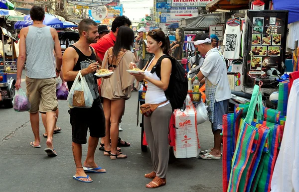 Bangkok, Tailandia: Turistas comiendo fideos tailandeses en Khao San Road —  Fotos de Stock