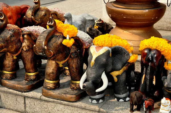 Бангкок, Таїланд: фігурки слон на isetan Ганеша shrine방콕, 태국: 코끼리 탄 코끼리 신사에 인물 조각 — стокове фото